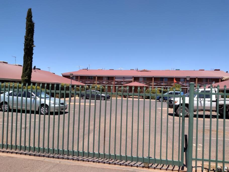 Cosy 2 Bedroom Unit In A Secure Gated Complex Kalgoorlie Exterior foto