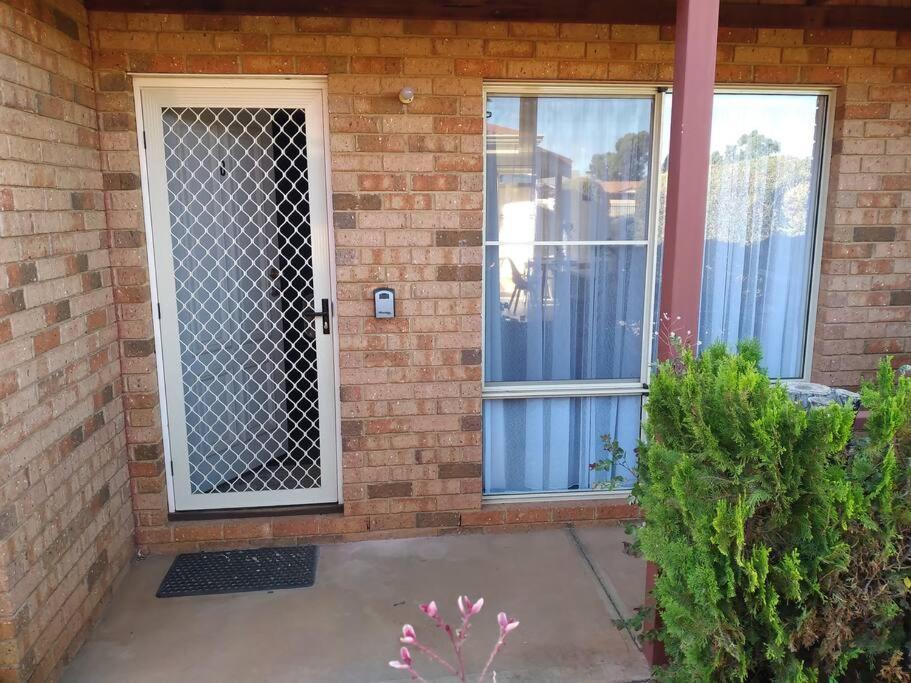 Cosy 2 Bedroom Unit In A Secure Gated Complex Kalgoorlie Exterior foto